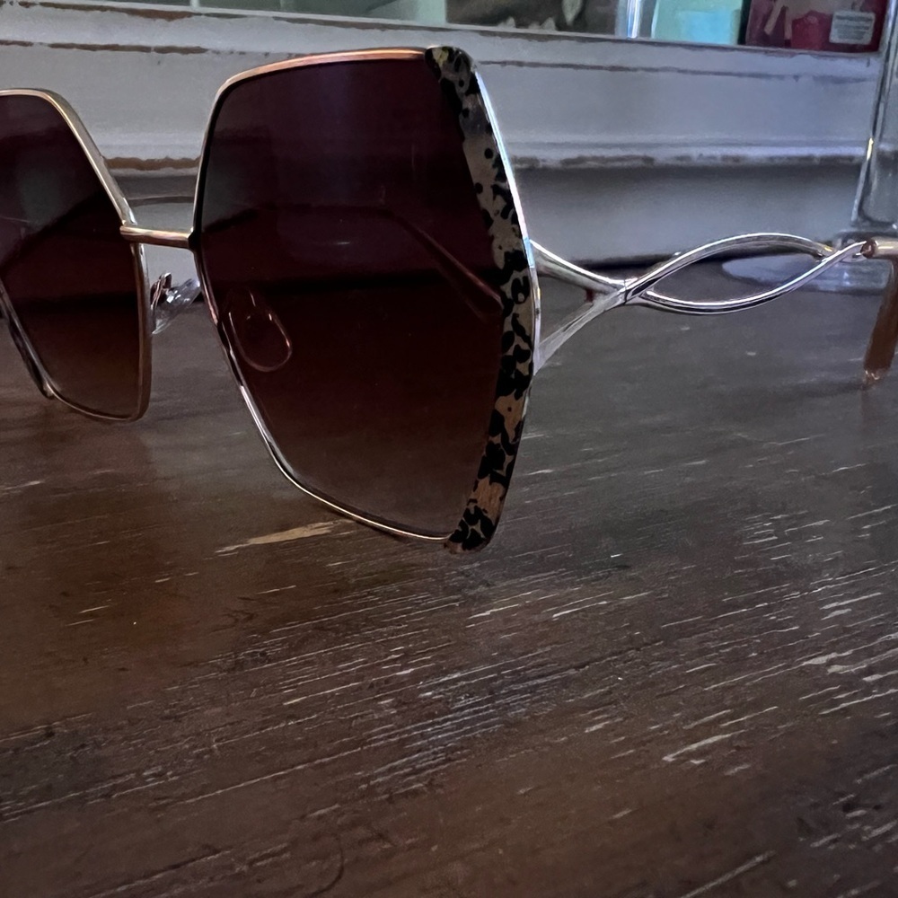 Chic Gold and Brown Sunglasses - Picture 4 of 7